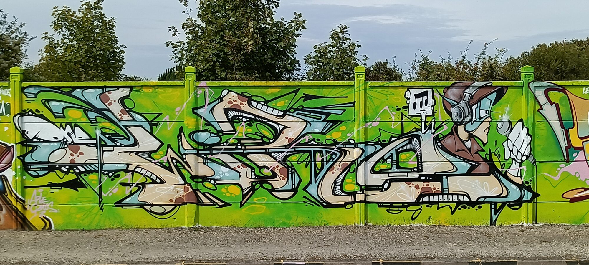 Cream Lettering and Character with Headphones — Street art in Reims