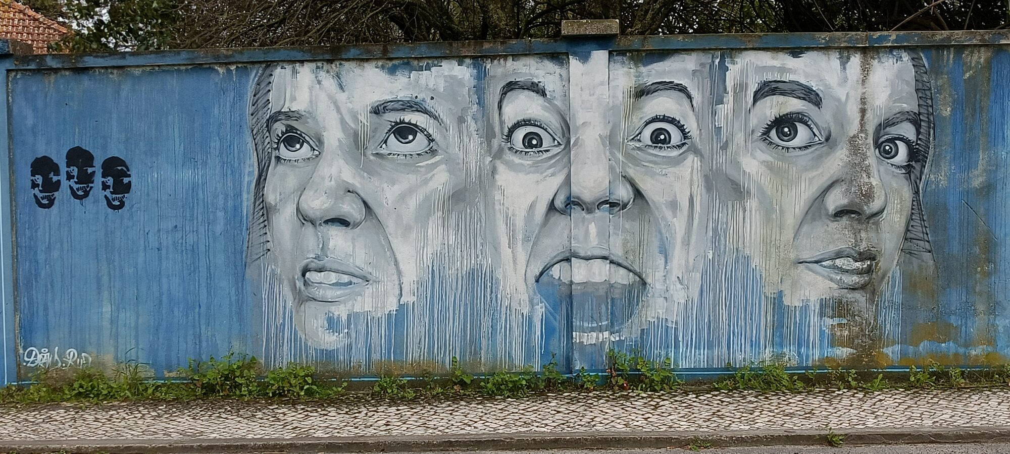 Three faces with widened eyes — Street art in Lisboa
