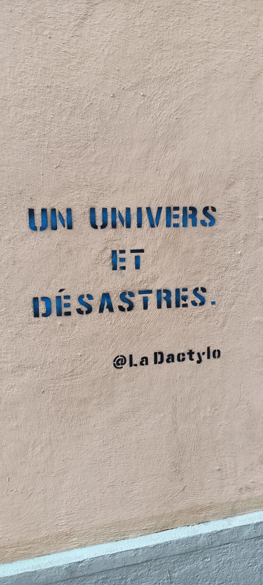 Un univers et désastres par La Dactylo — Street art de La Dactylo à Marseille