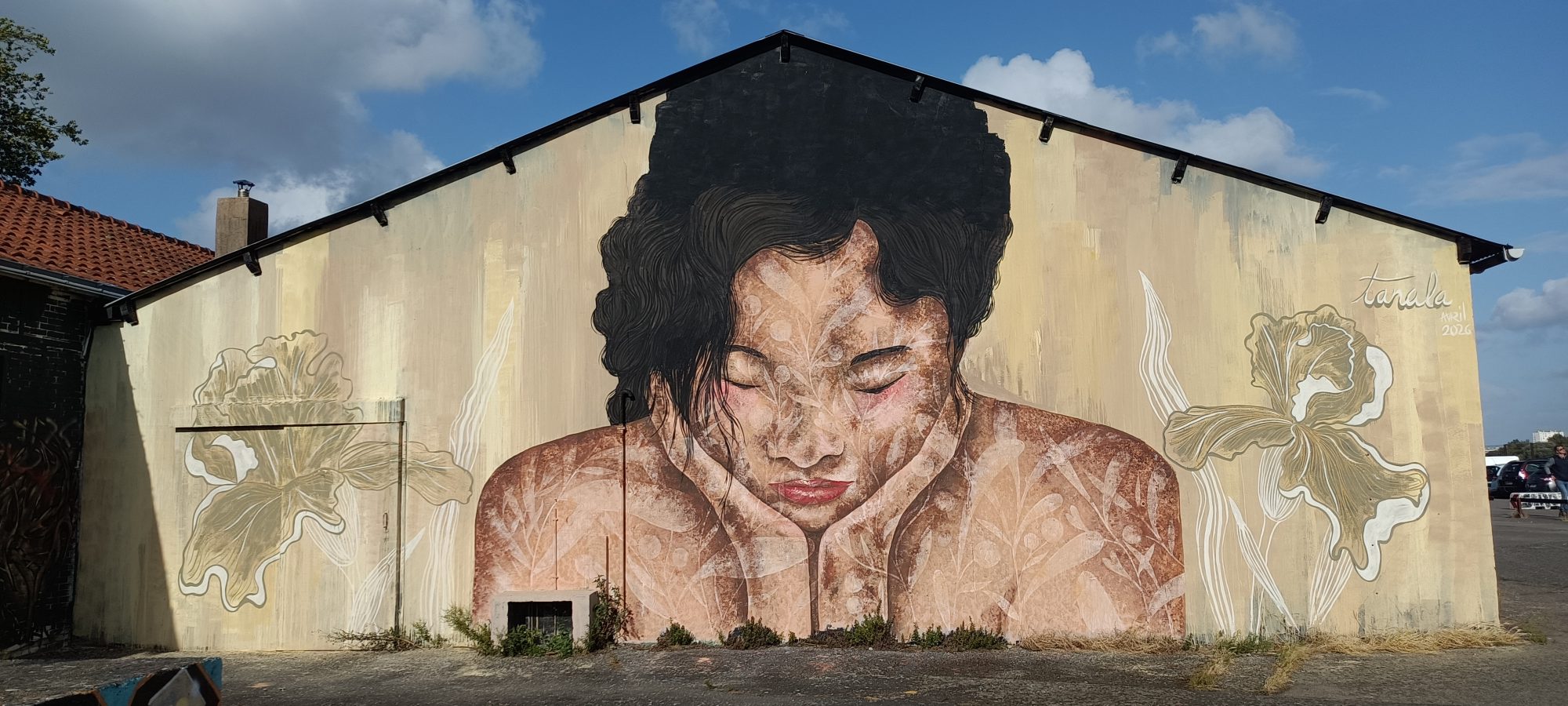 Femme aux iris par Tanala — Street art de Tanala à Nantes