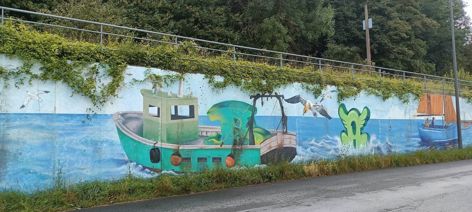 Green trawler and seagull — Street art in Saint-Brieuc