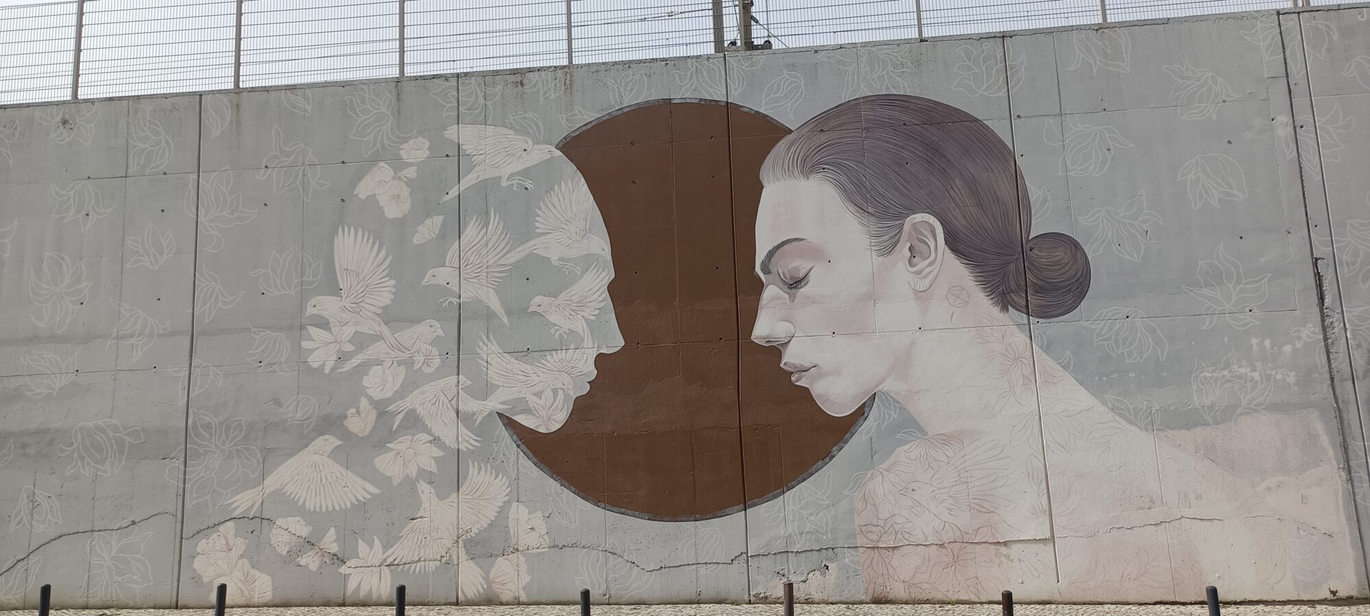 Femme de profil face à un envol d'oiseaux — Street art de Jacqueline de Montaigne à Lisboa