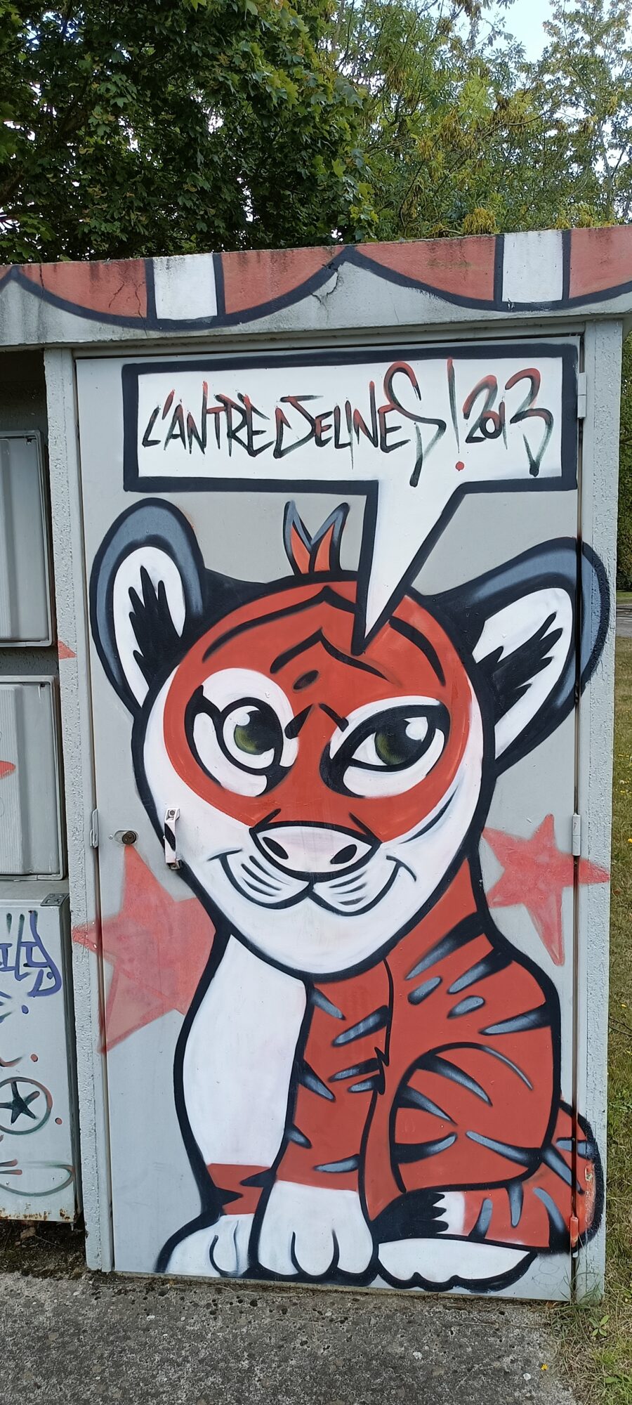 Ginger tiger cub of L'Antre des Lynes — Street art in Yffiniac