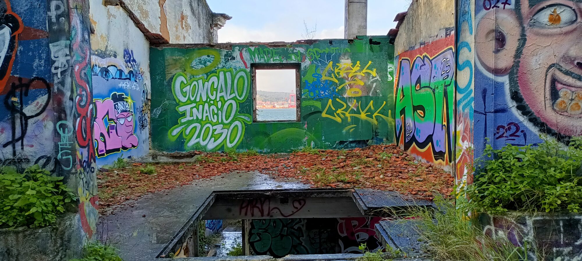 Salle éventrée couverte de graffitis — Street art à Lisboa