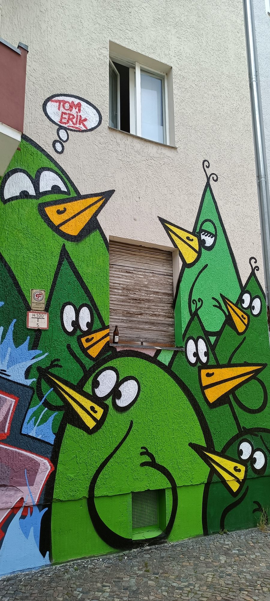 Invasion d'oiseaux verts au coin de rue — Street art à Berlin