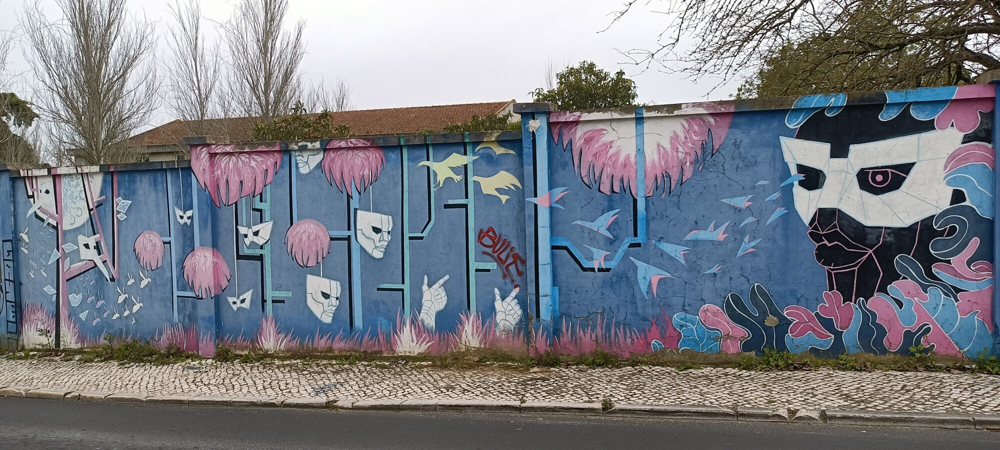Masques suspendus et oiseaux bleus — Street art à Lisboa