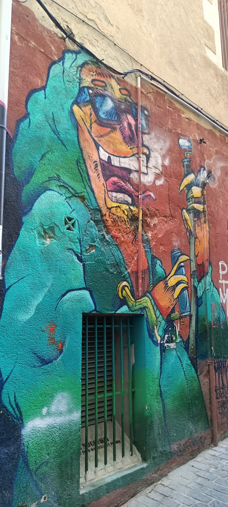 Face with spray can and blue glasses — Street art in Marseille
