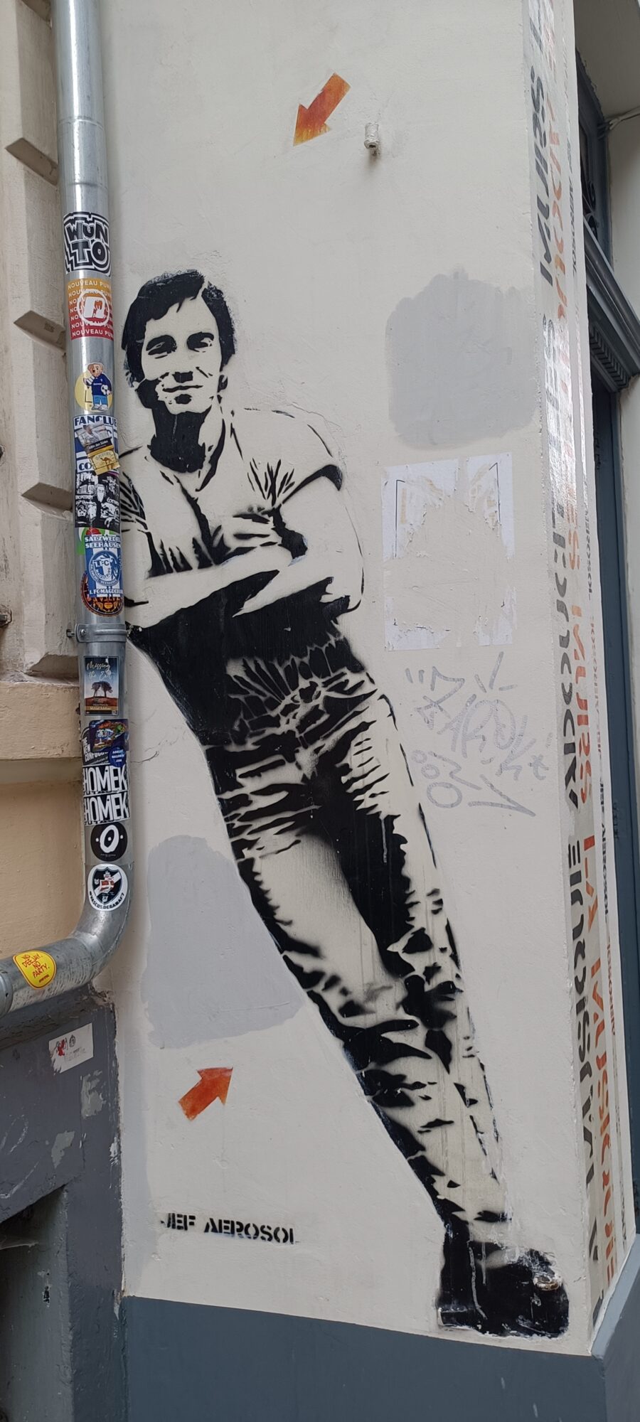 Pochoir de l'homme adossé par Jef Aérosol — Street art de Jef Aérosol à Bruxelles