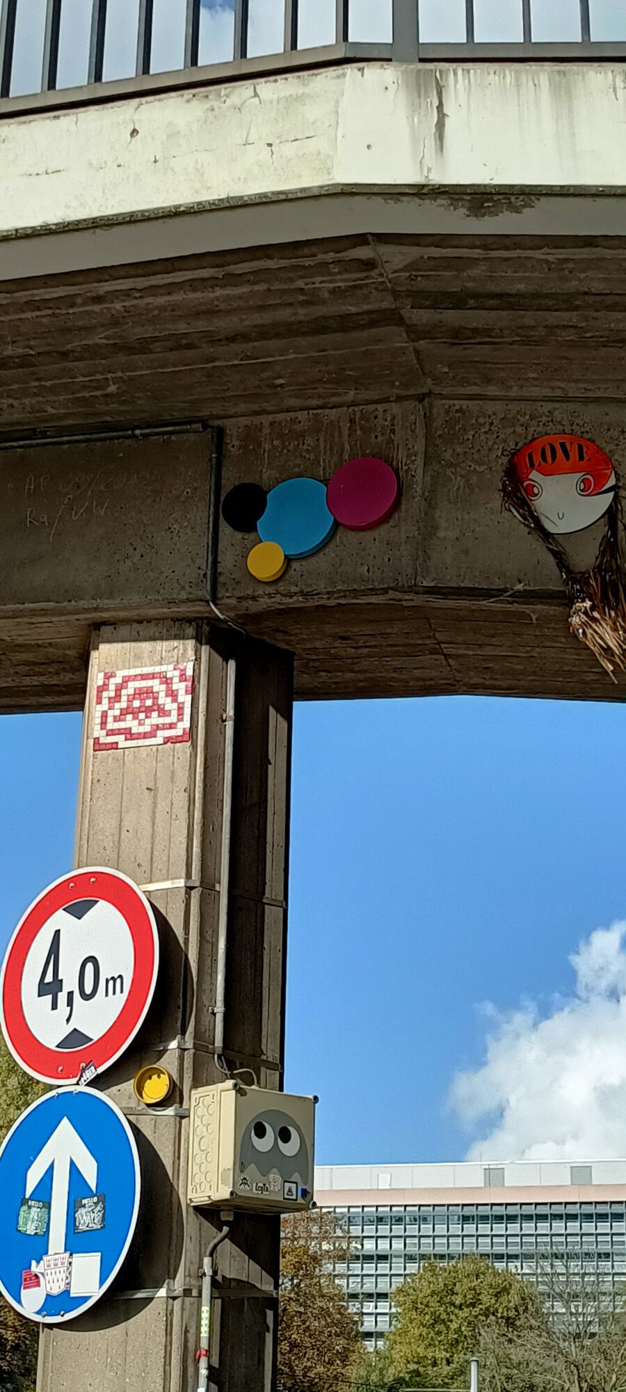 KLN_17, Space Invader on Elisabethpfad 3 — Street art by Invader in Köln