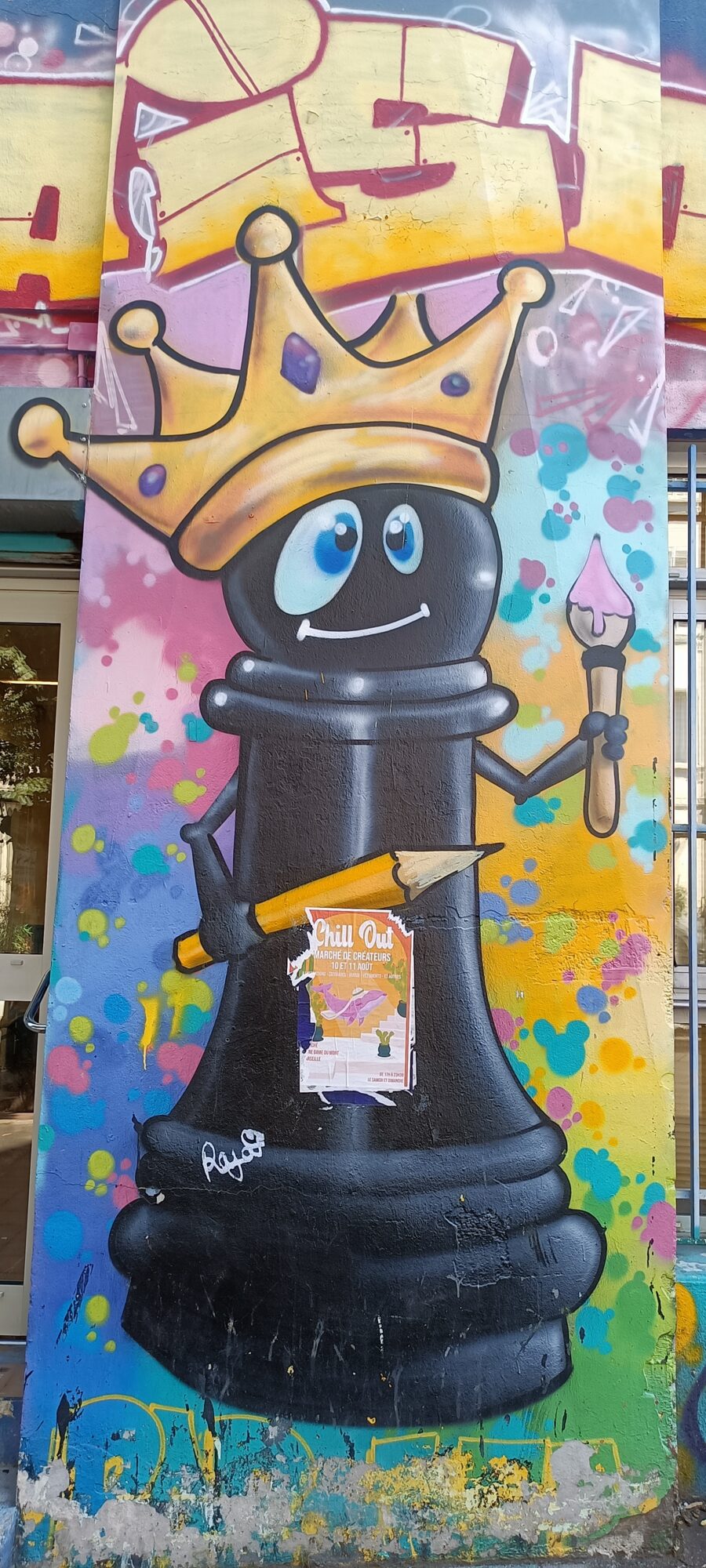 Pion couronné au pinceau et au crayon — Street art à Marseille