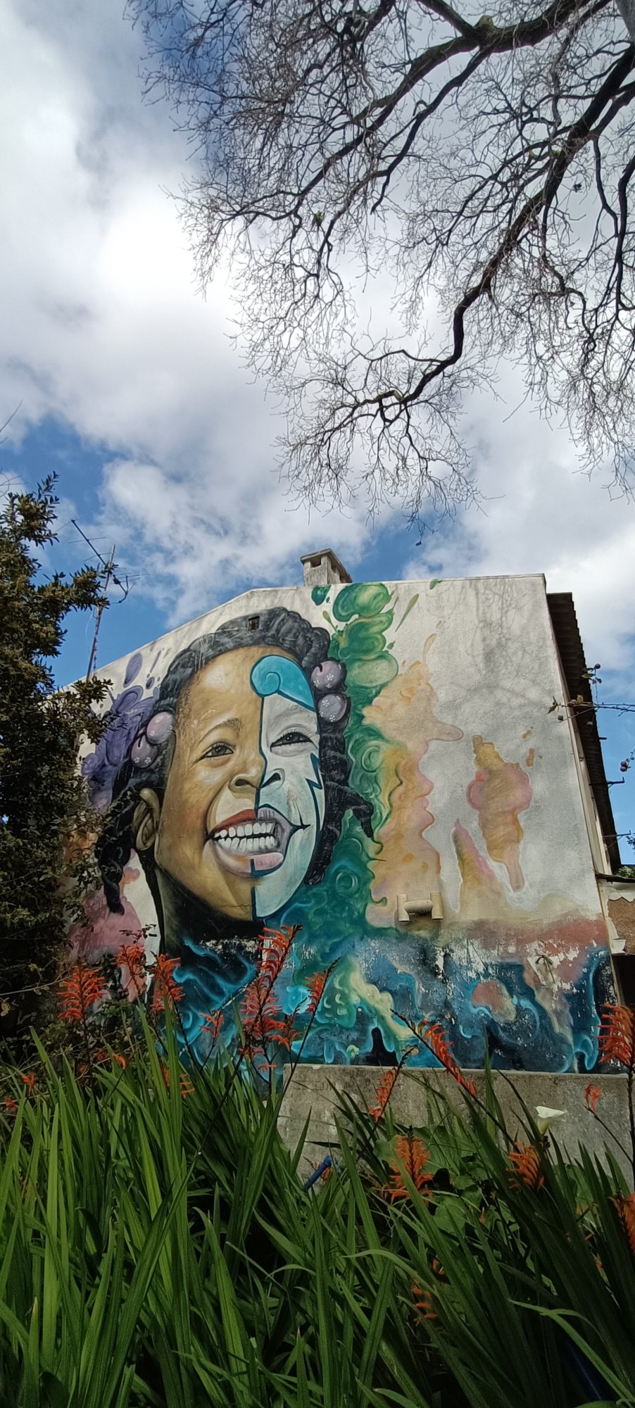 Portrait de femme souriante aux couleurs vibrantes — Street art à Lisbon