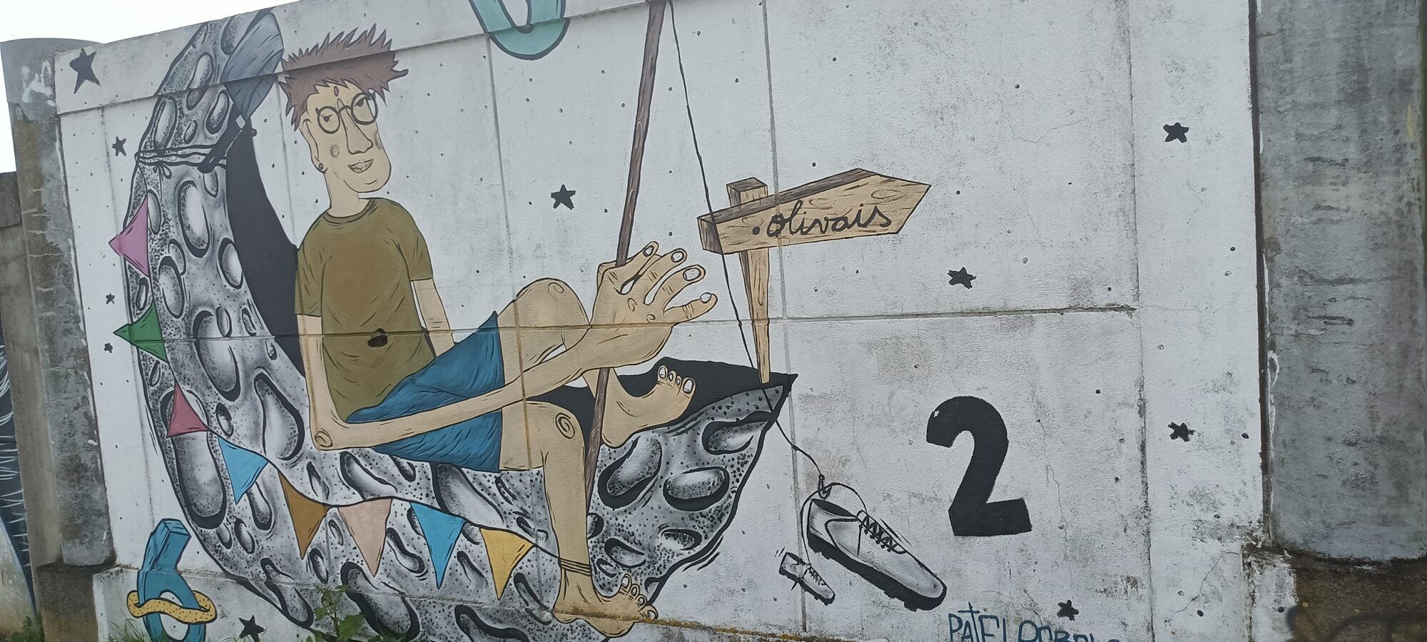 Homme assis sur le croissant de lune — Street art à Lisboa