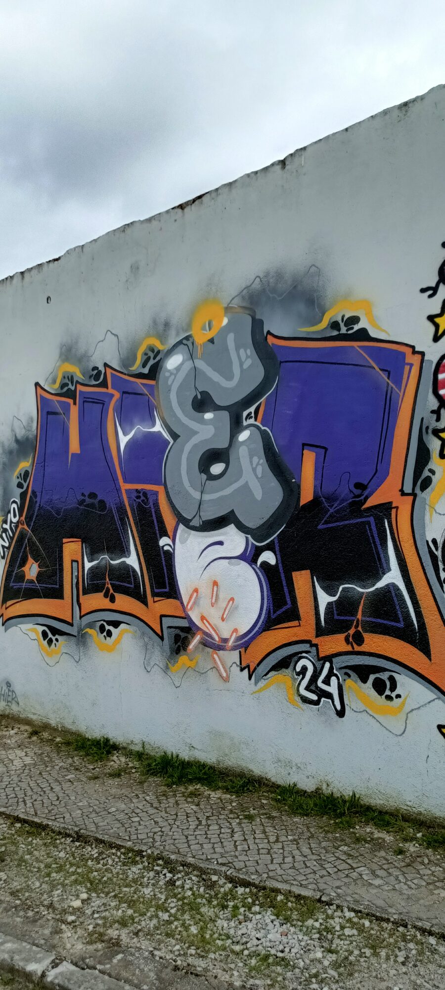 Lettrage violet et orange à la boule blanche — Street art à Almada