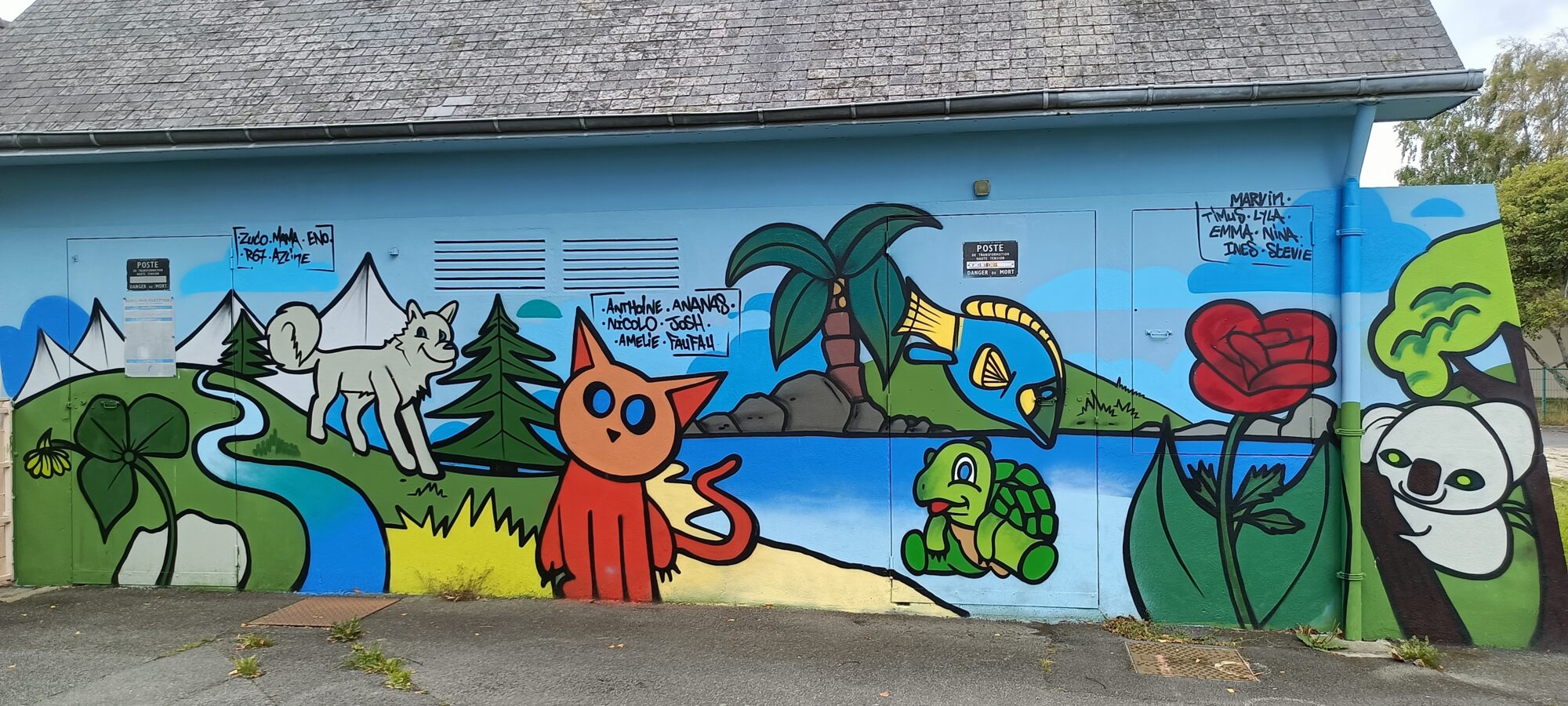 Ginger cat and schoolyard wildlife — Street art in Langueux