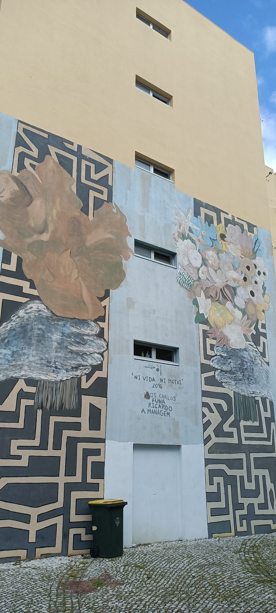 Ni Vida ni Morte — Fleurs et Labyrinthe — Street art à Lisbon