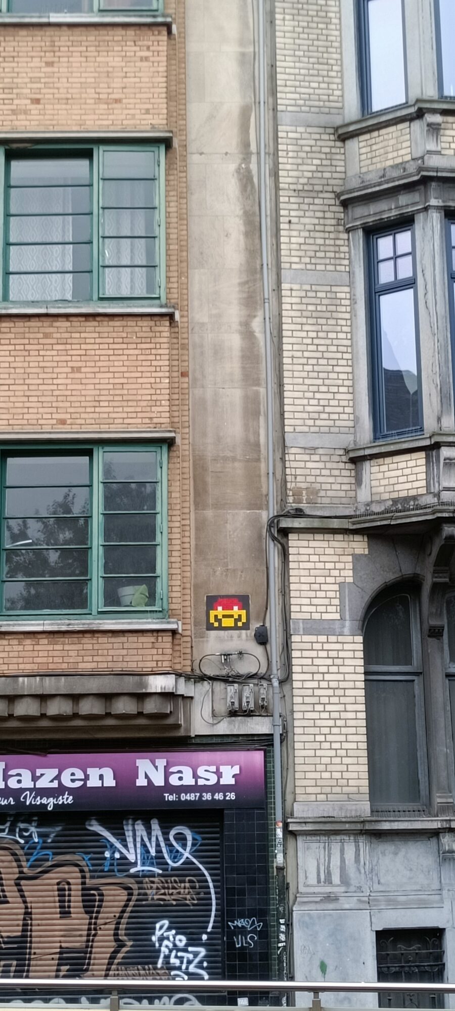 BXL_17, Space Invader rouge et jaune de la Porte de Hal — Street art de Invader à Saint-Gilles