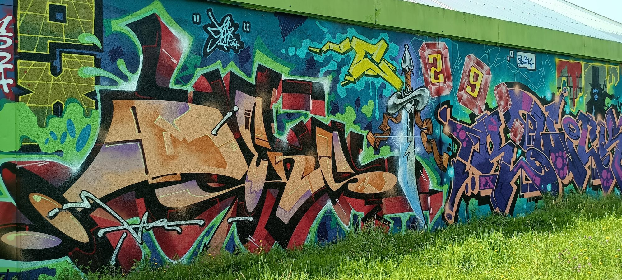 Lettrage caramel à la dague — Street art à Sainte-Luce-sur-Loire