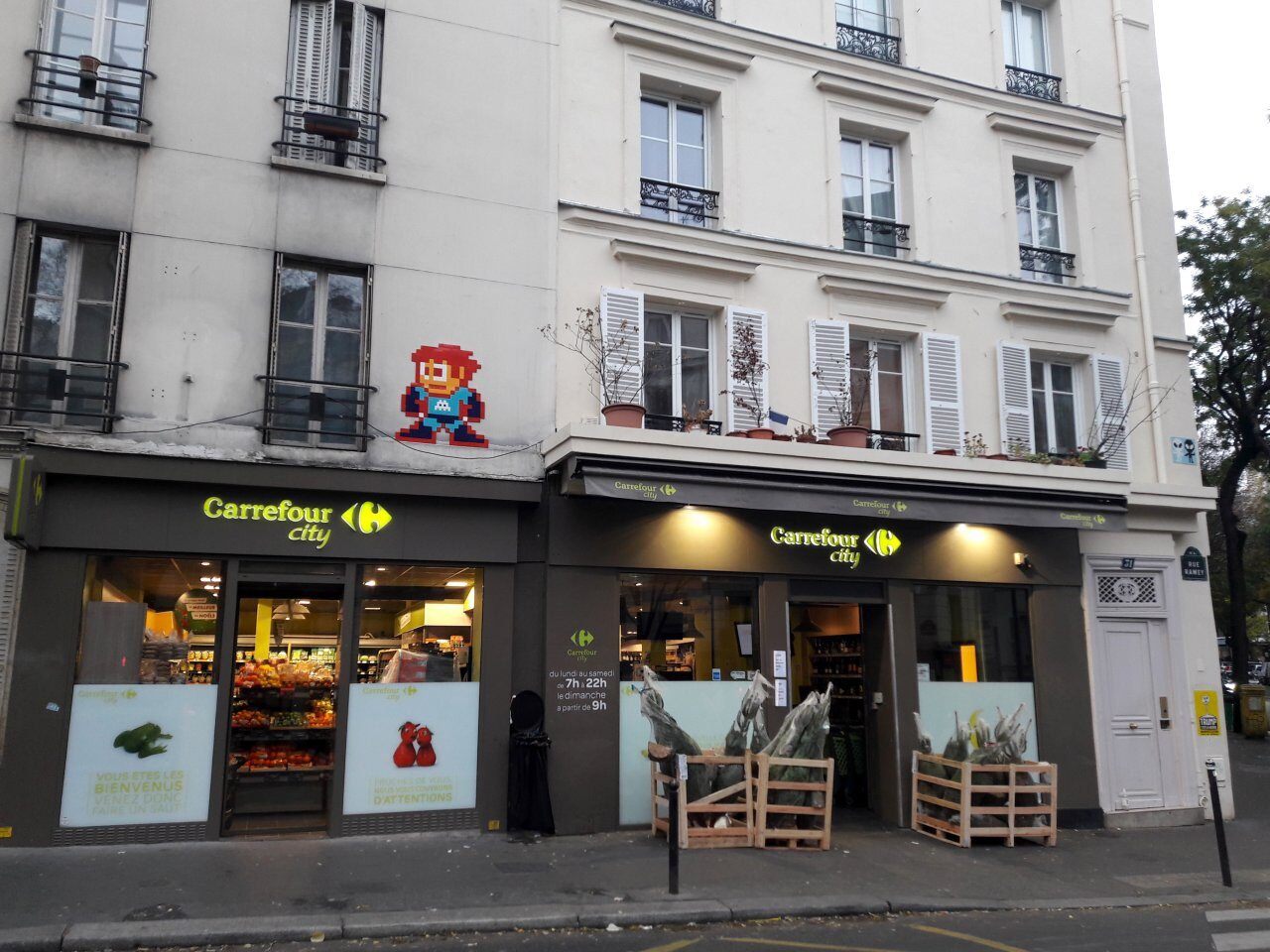 PA_1061, Space Invader on 29 Rue Ramey — Street art by Invader in Paris