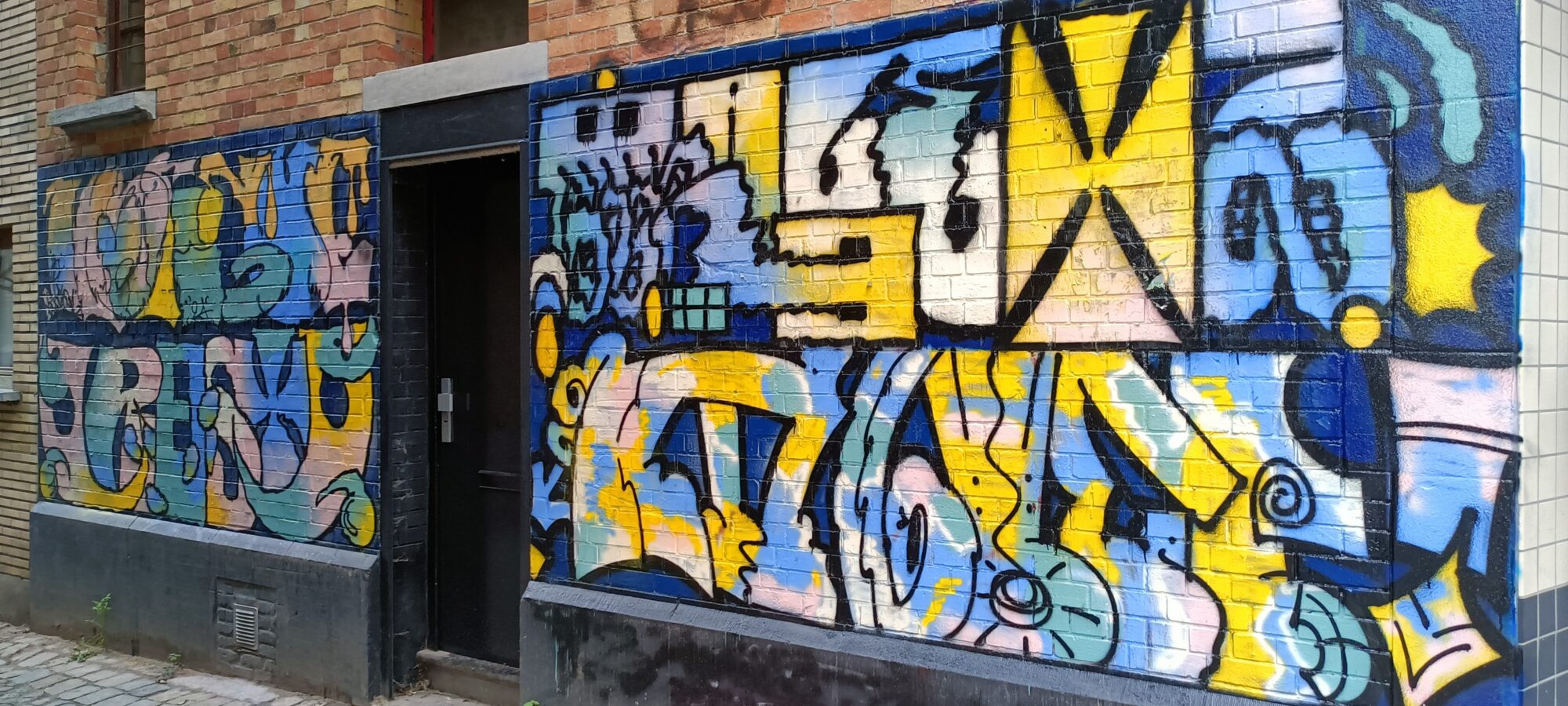 Mur peint bleu et jaune, rue de Flandre — Street art à Bruxelles