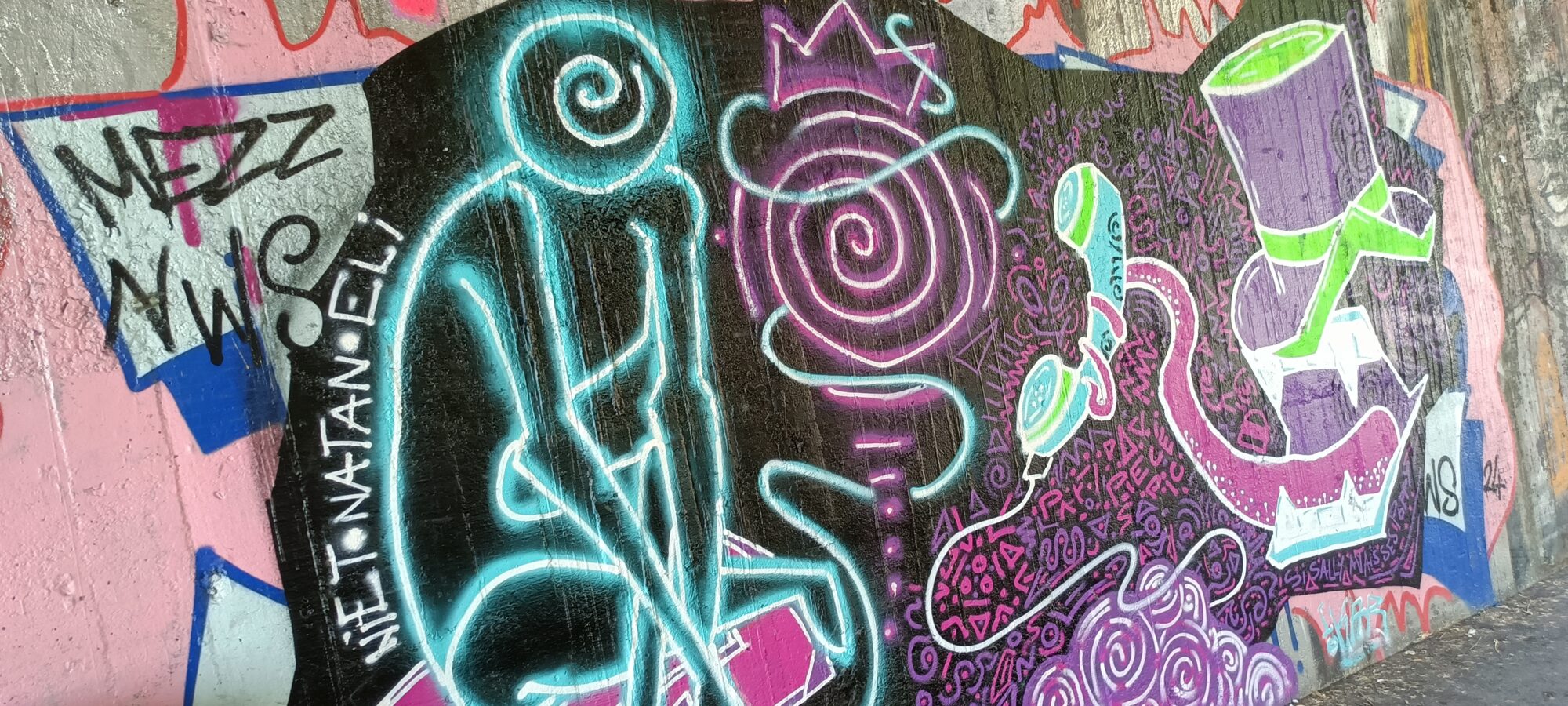 Personnage cyan et volutes violettes — Street art à Nantes