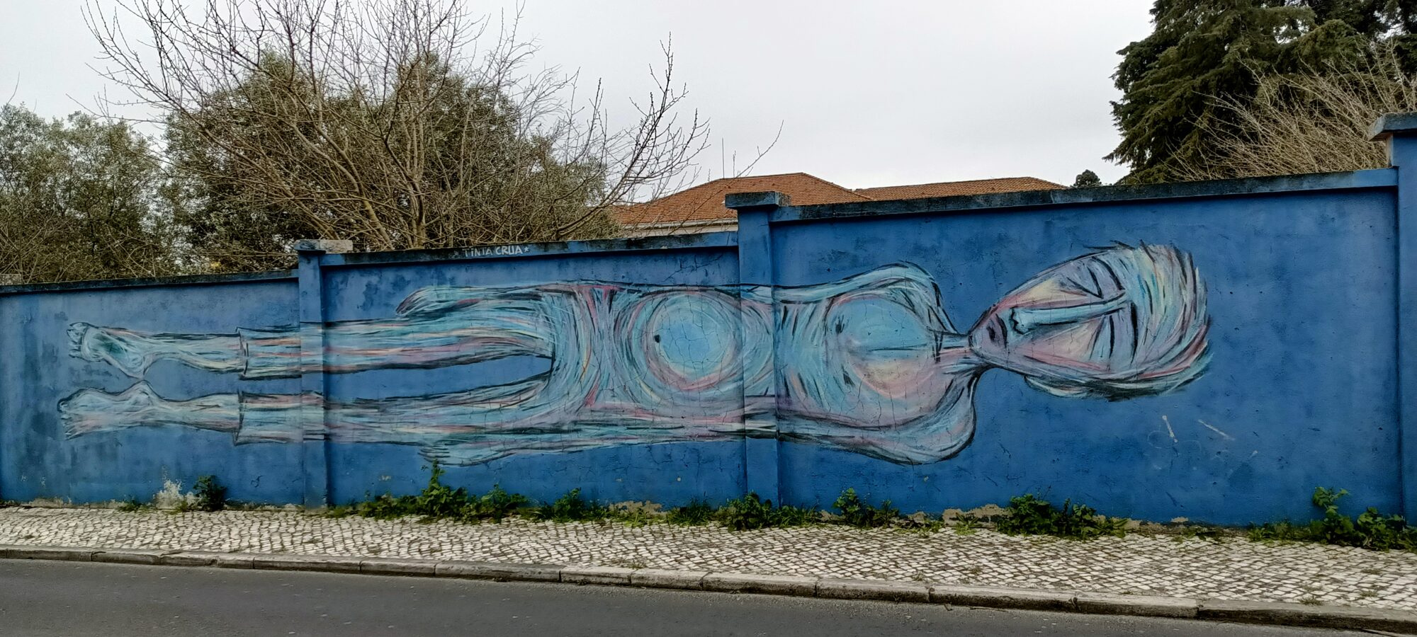 Large reclining body by Tinta Crua — Street art by Tinta Crua in Lisboa