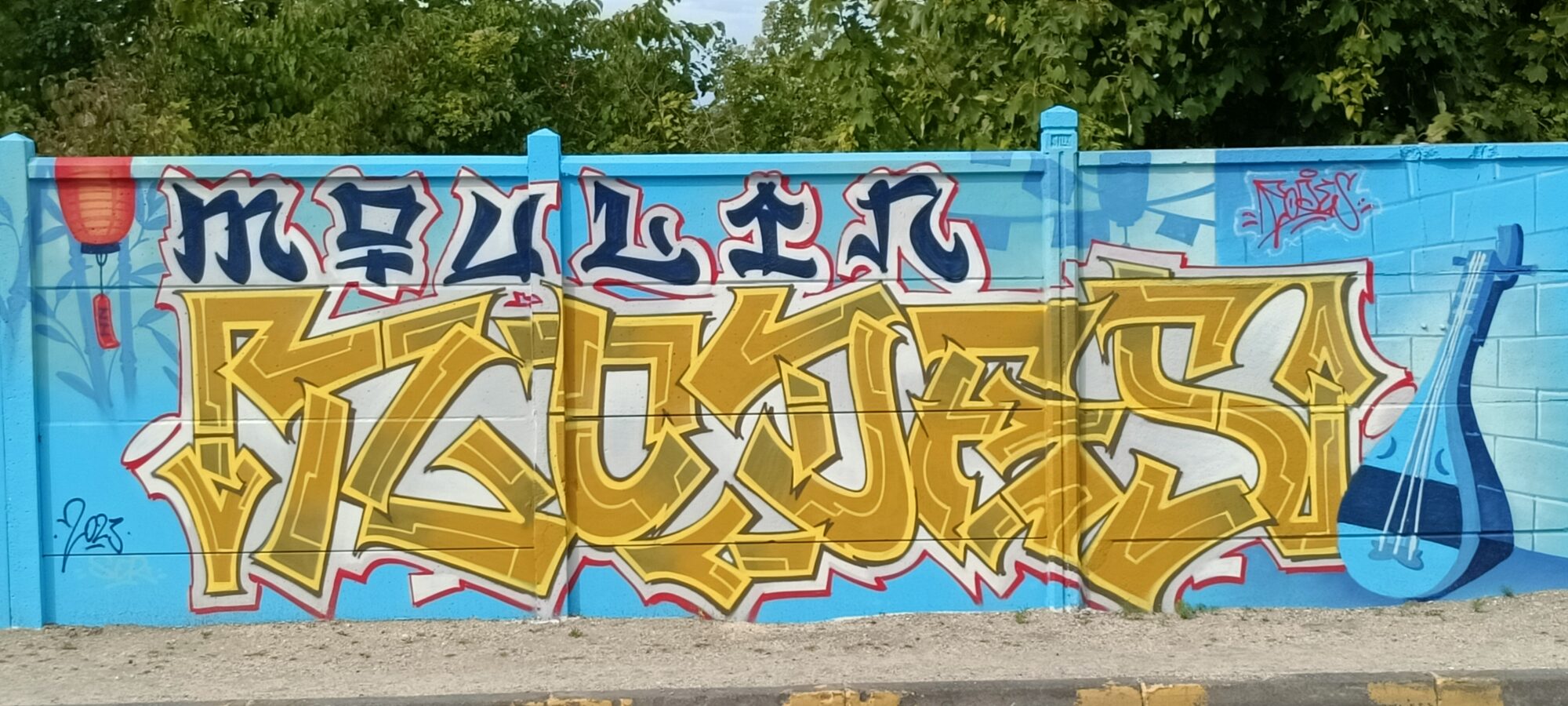 Moulin Rouges, lettrage doré et pipa — Street art à Reims