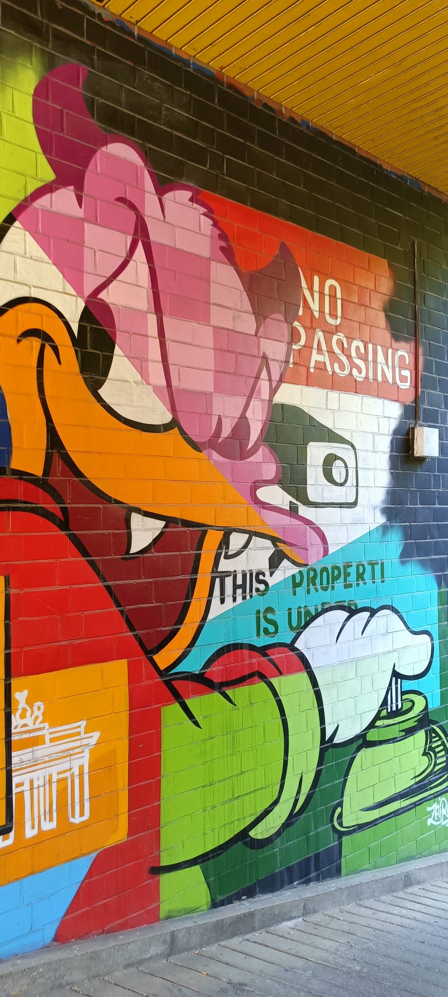 Chien farceur No Passing — Street art à Berlin