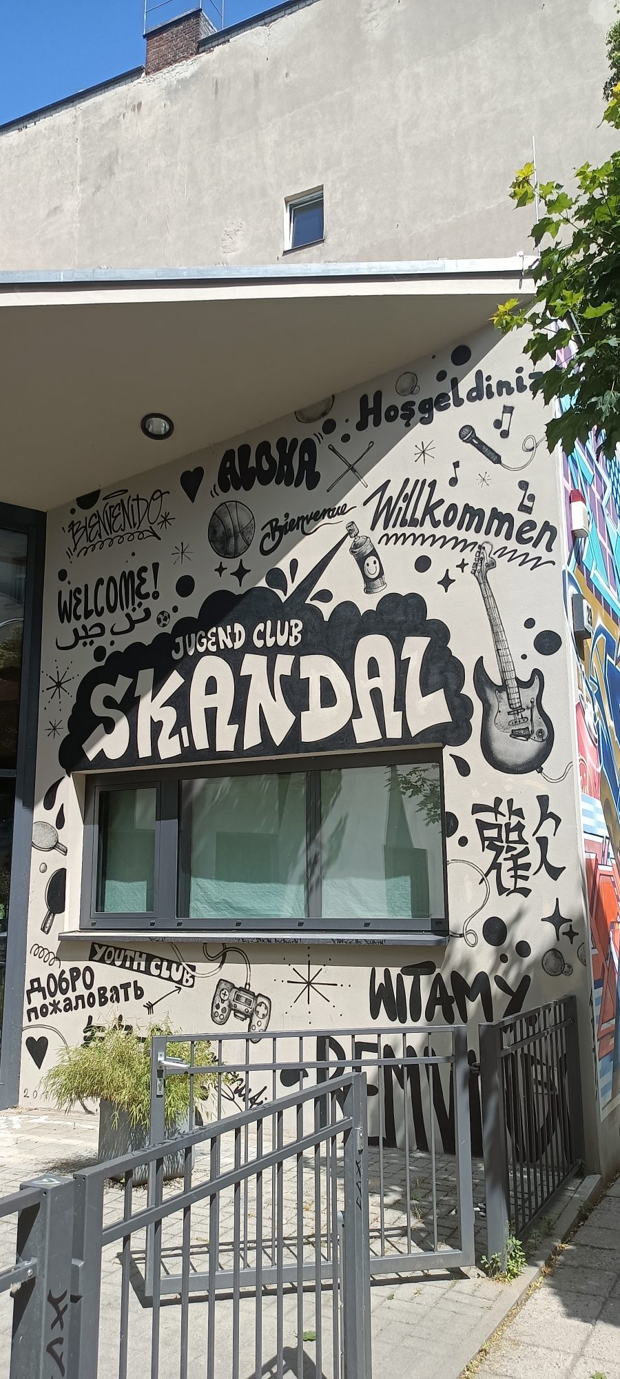 Mur de bienvenue du club Skandal — Street art à Berlin