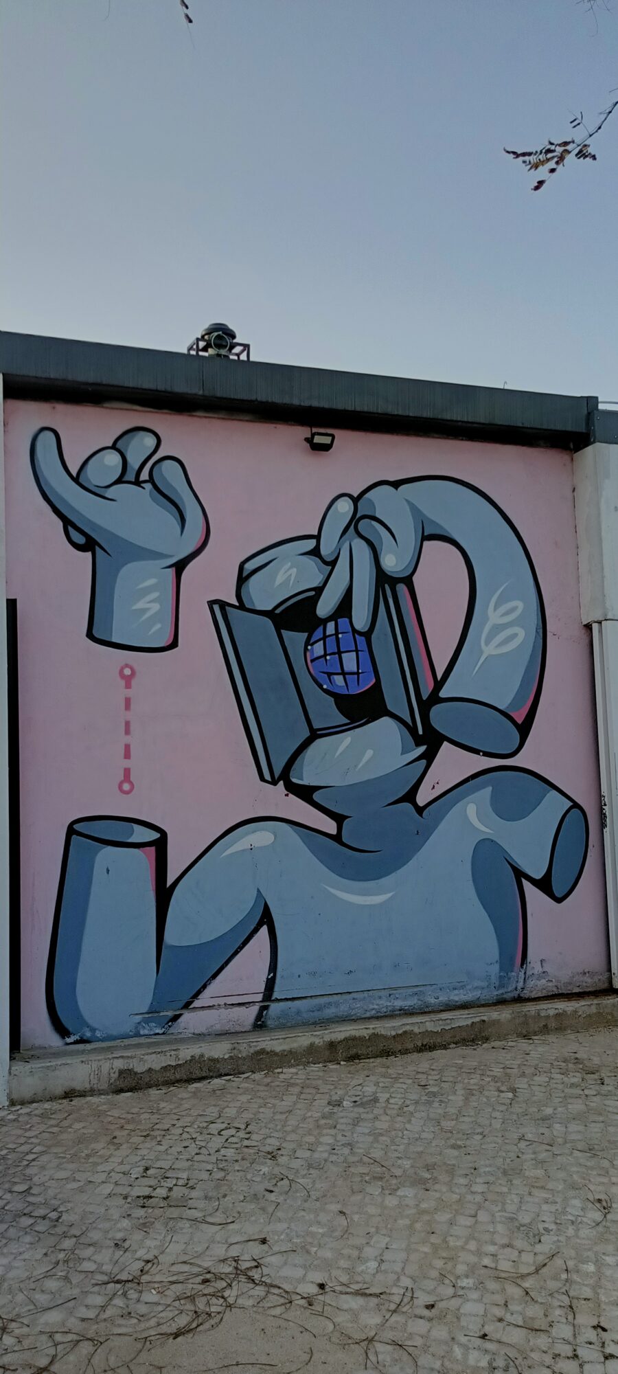 Personnage gris au globe, par Cardoz — Street art de Cardoz à Lisboa