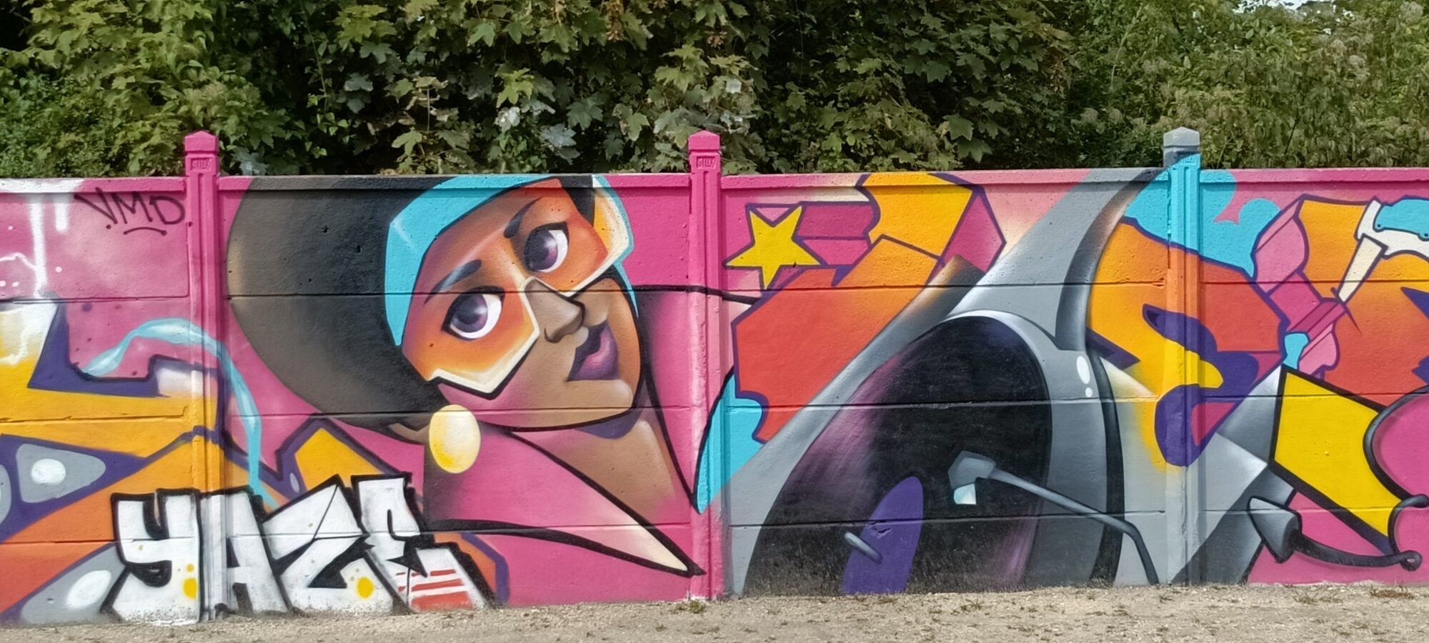 Girl with Bubblegum and Turntable Arm — Street art in Reims