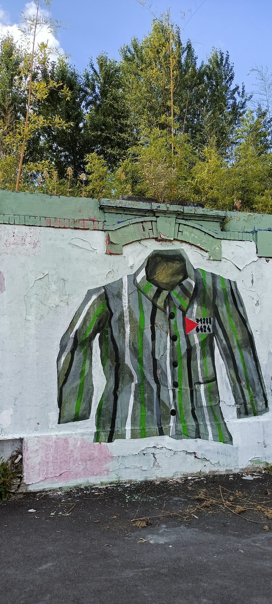 Deportee Jacket, Memory of the Camps — Street art in Nantes