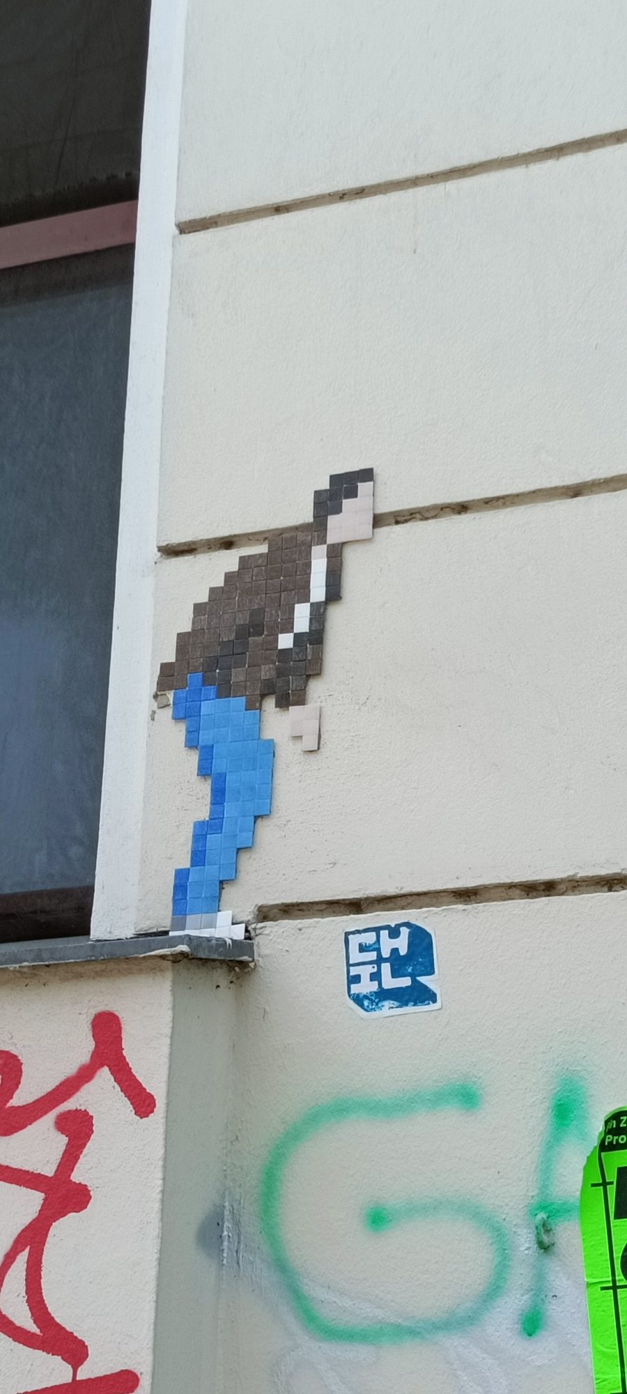 Pixel-homme penché à la corniche — Street art à Berlin