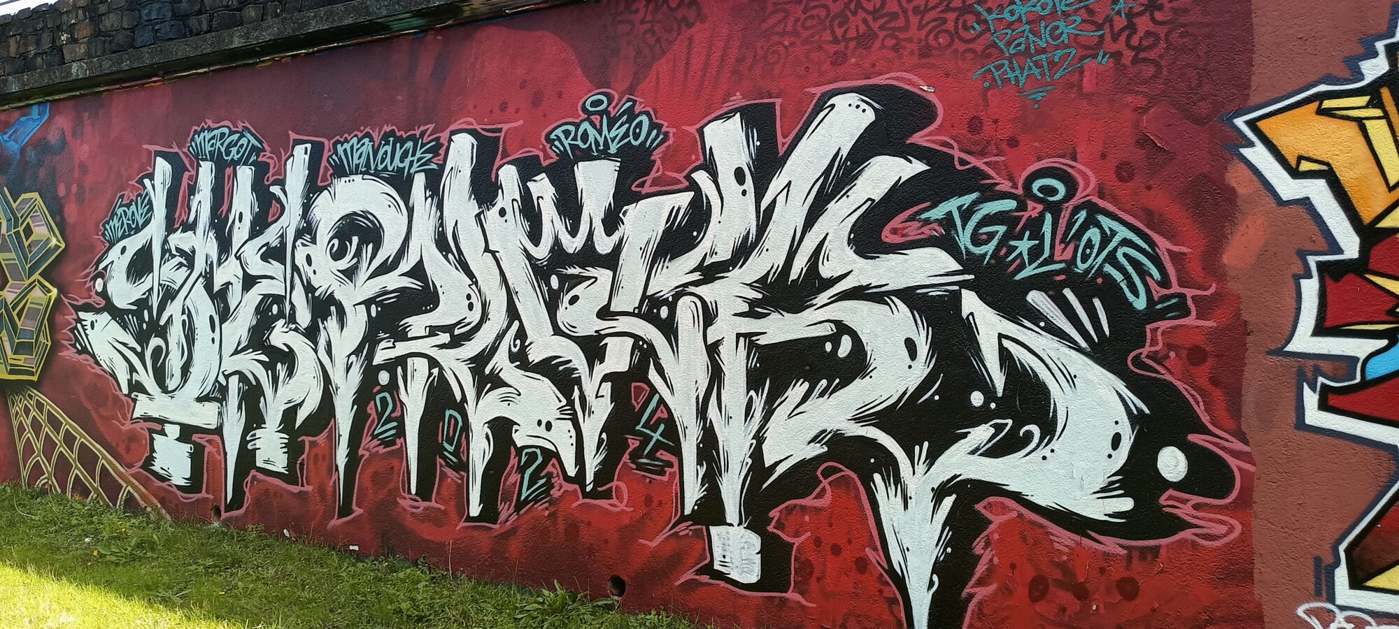 Black and white lettering on red — Street art in Nantes