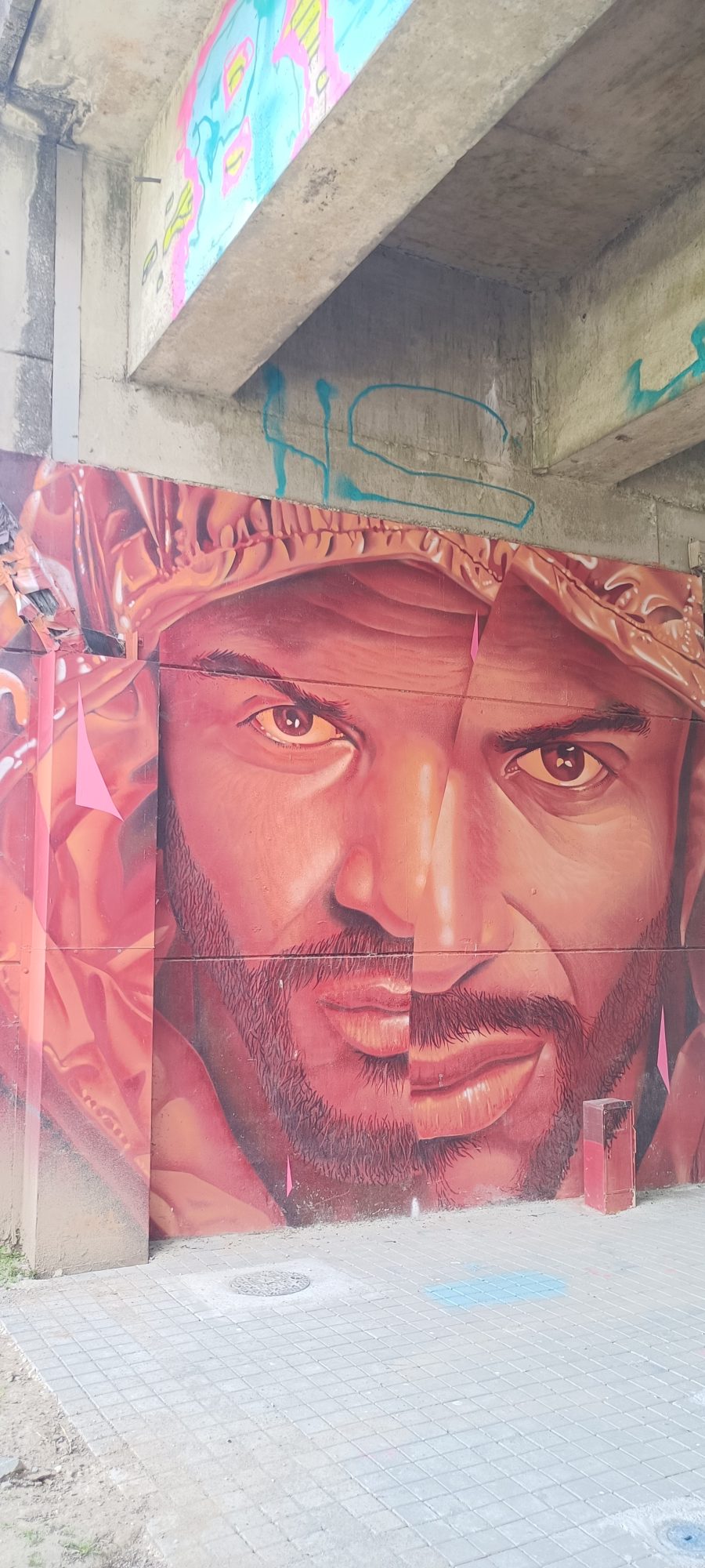 Portrait à la capuche orange — Street art de Smoka à Nantes