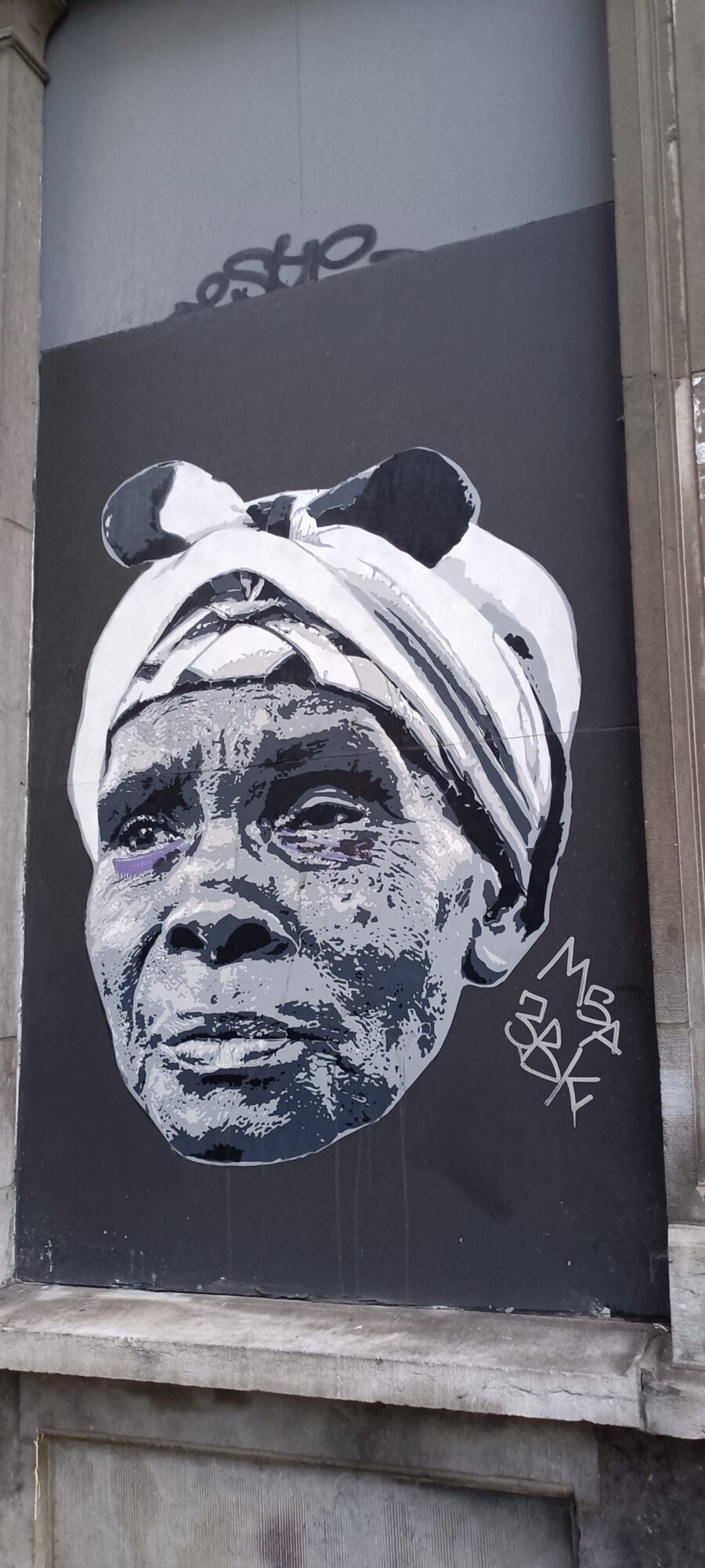 Portrait au foulard blanc par Ose — Street art de Ose à Bruxelles