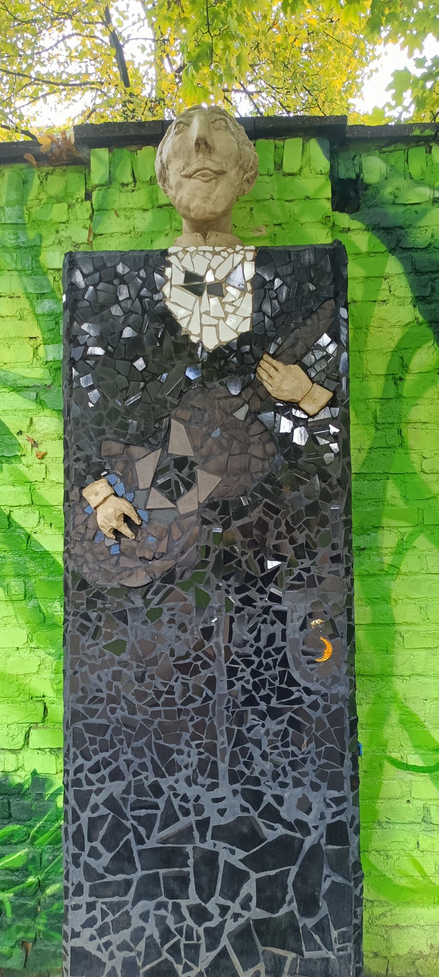 The man with the white collar, mosaic — Street art in Köln