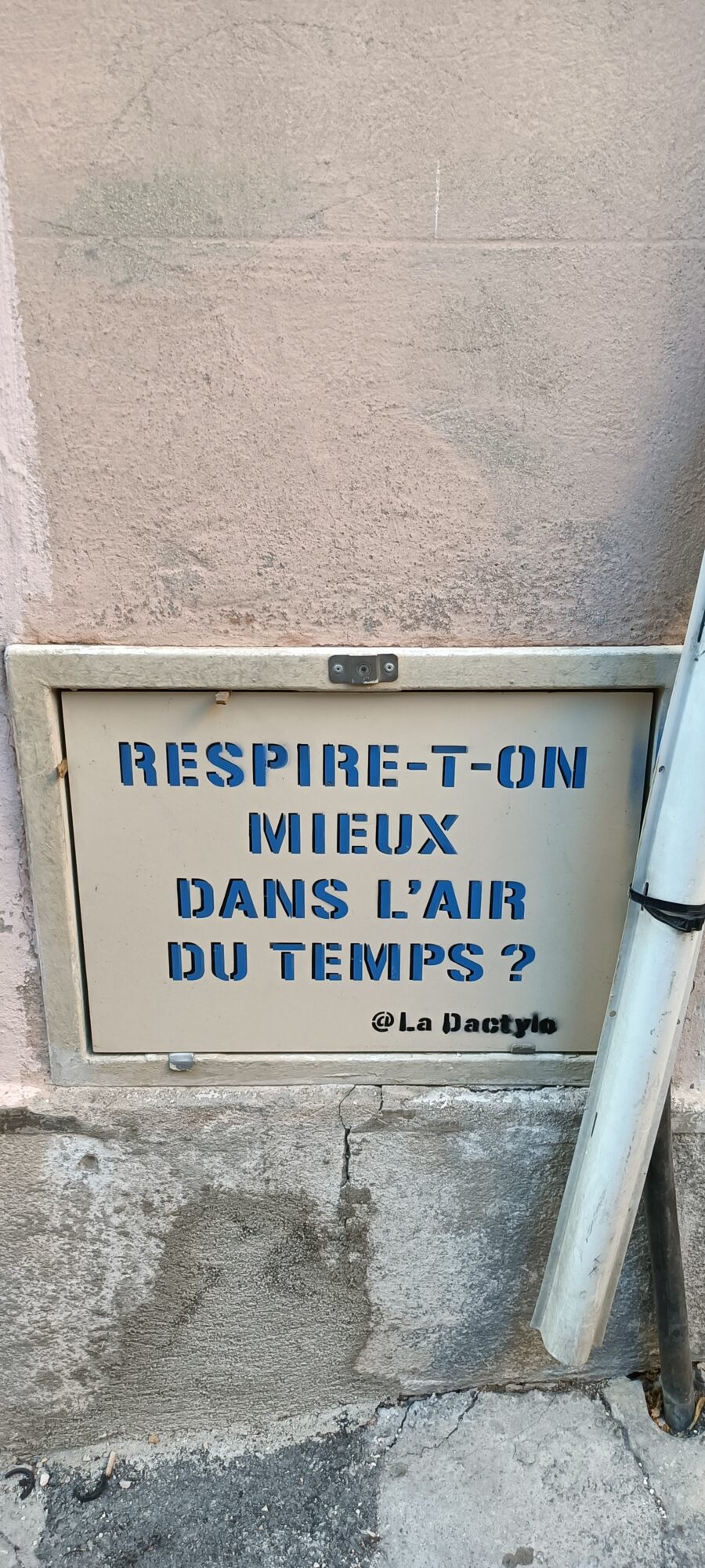 Respire-t-on mieux dans l'air du temps ? — Street art de La Dactylo à Marseille