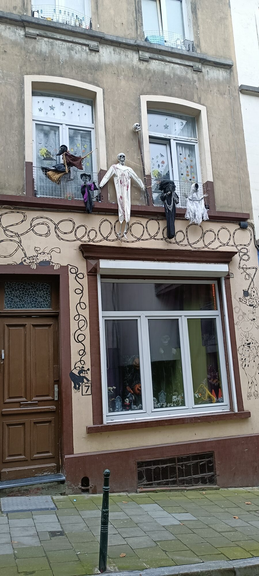 Façade aux volutes et personnages de BD — Street art à Bruxelles