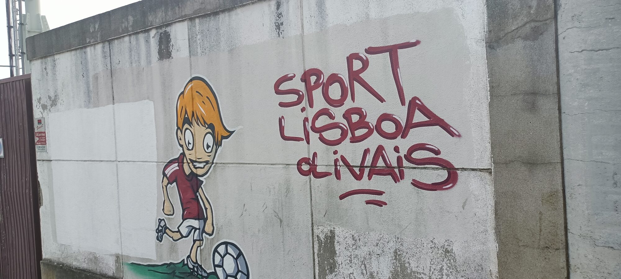 Tag Sport Lisboa Olivais et petit footballeur — Street art à Lisboa