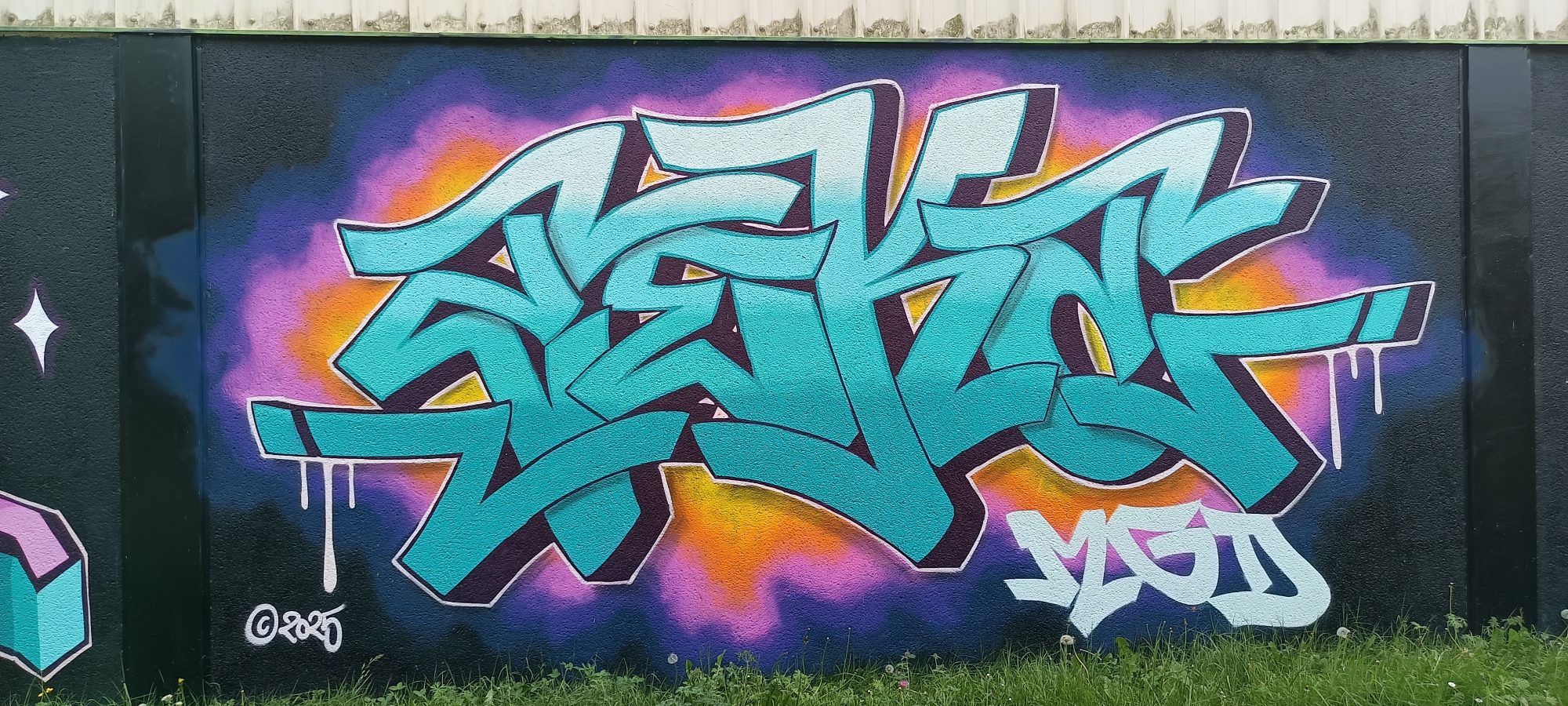 Lettrage turquoise au halo violet — Street art à Sainte-Luce-sur-Loire
