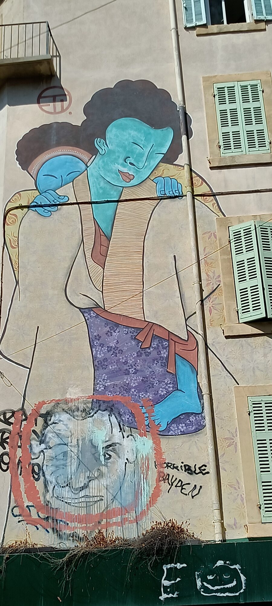 Deux figures bleues en kimono — Street art à Marseille
