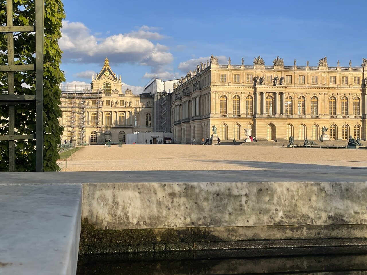 VRS_32, Space Invader de Parterre Latone — Street art de Invader à Versailles