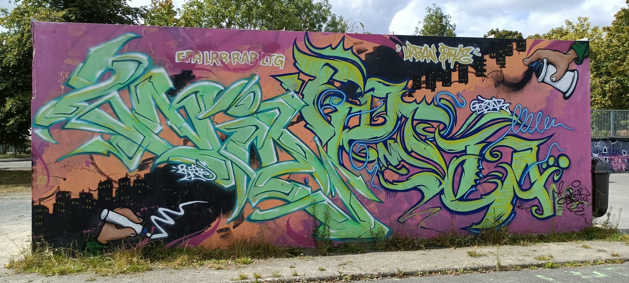 Wildstyle vert sur fond magenta — Street art à Yffiniac