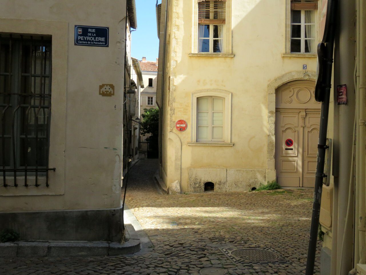 AVI_22, Space Invader de la rue de la Peyrolerie — Street art de Invader à Avignon