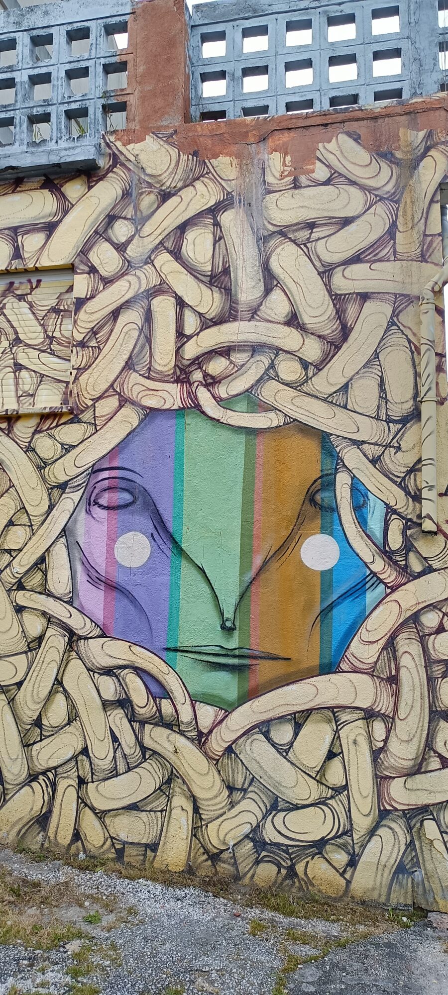 Visage aux bandes verticales arc-en-ciel — Street art à Lisboa