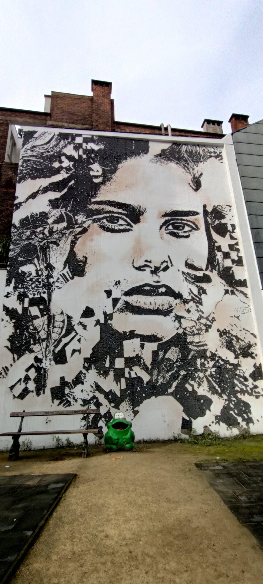 Visage gravé dans le mur par Vhils — Street art de Vhils à Bruxelles