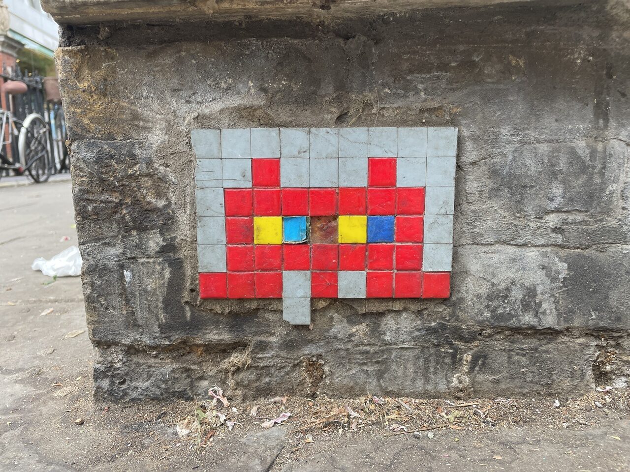 LDN_49, Space Invader de Kensington Road — Street art de Invader à London