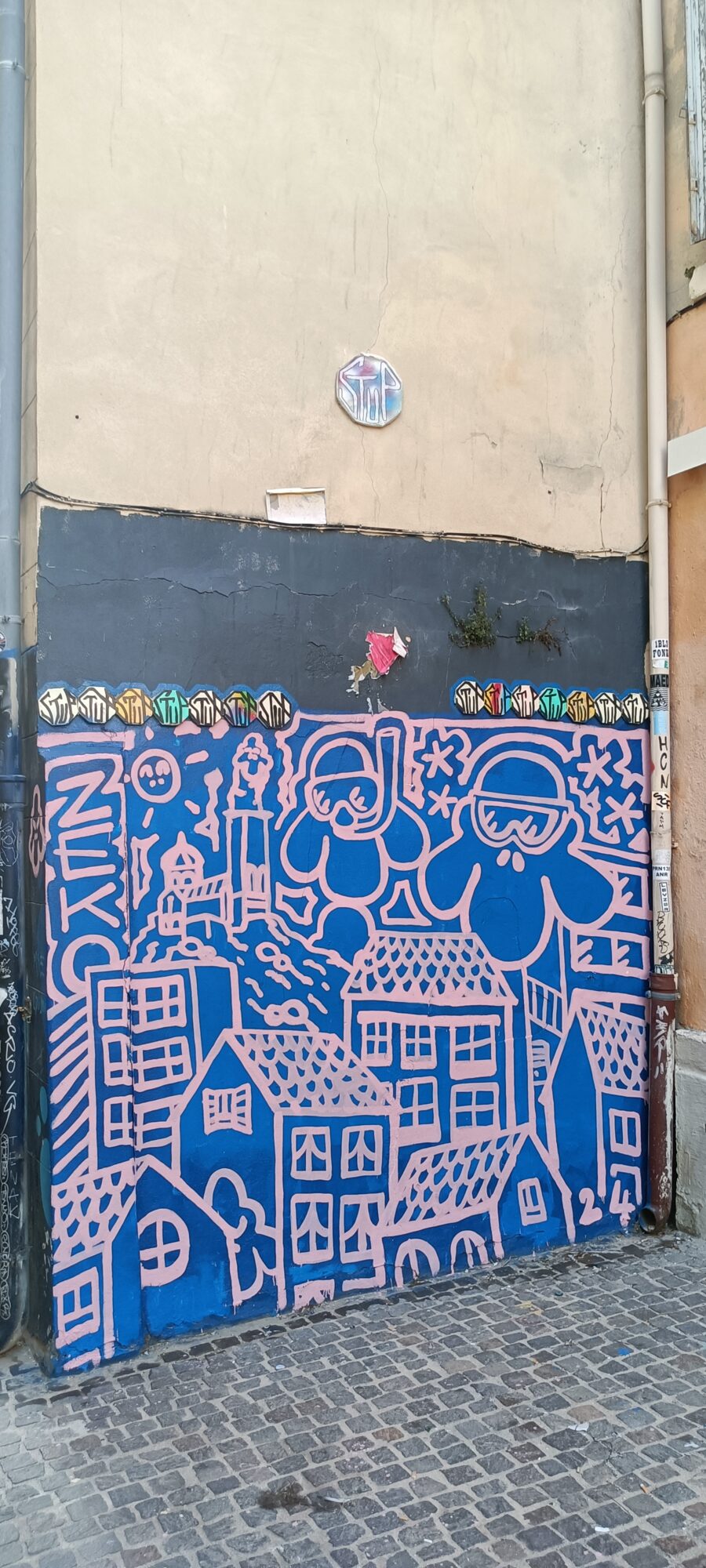 Maisons du Panier au trait rose et bleu — Street art à Marseille
