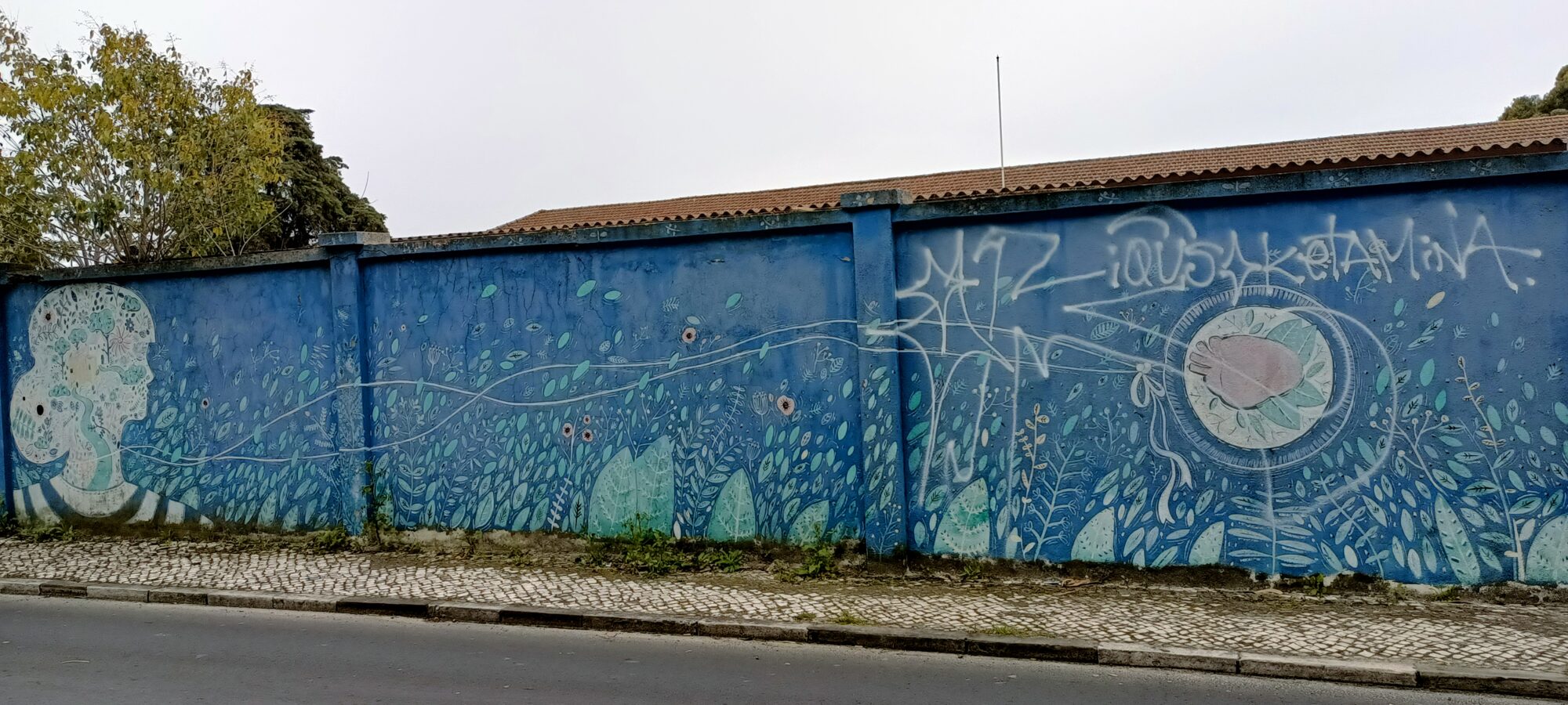 Feuillages bleus et poisson au médaillon — Street art à Lisboa