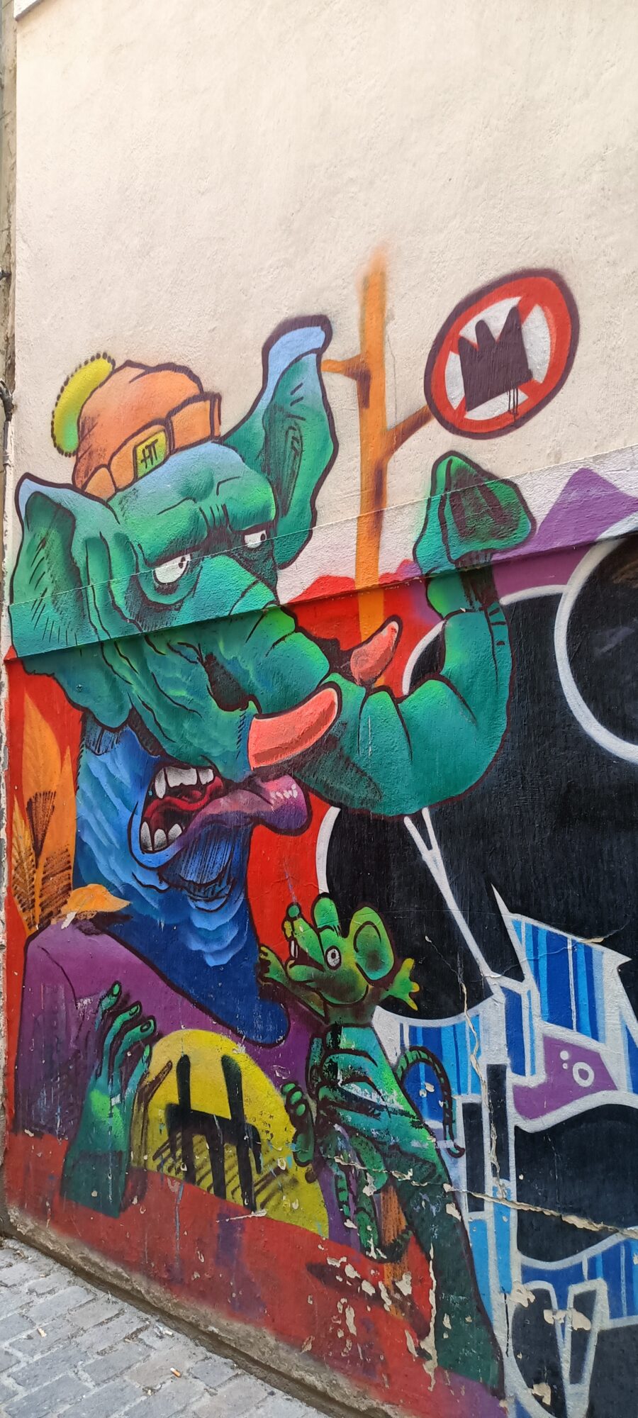 Éléphant vert au bonnet orange et son rat — Street art à Marseille
